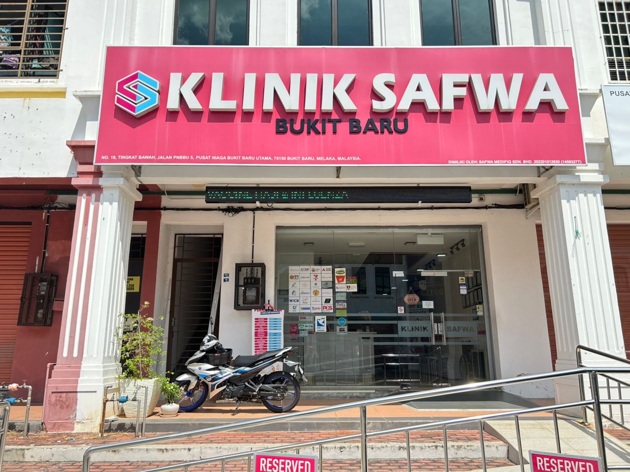 Muka depan Klinik Safwa Bukit Baru